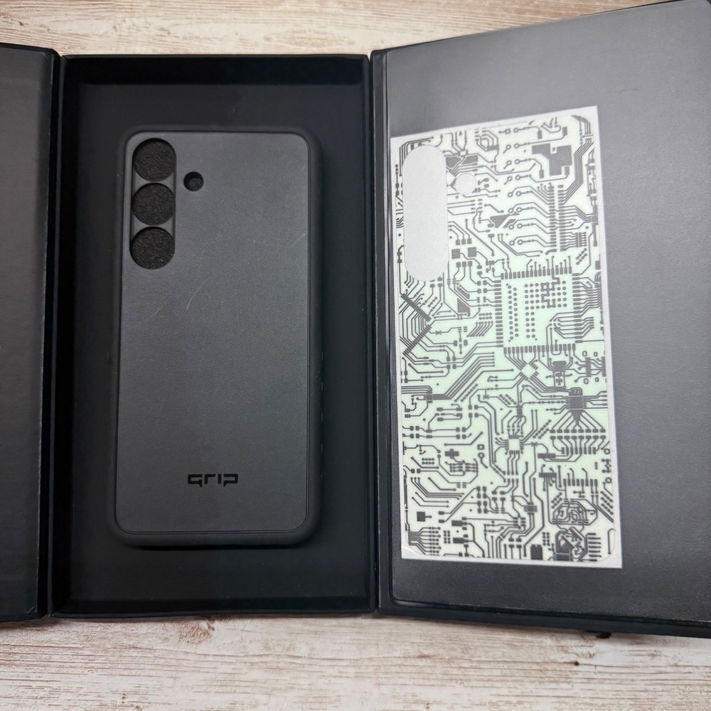 dbrand Grip Case Samsung Galaxy S25  MagSafe Black Glow Circuit‎ Skin